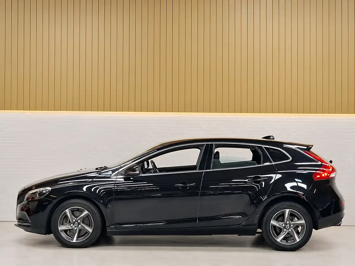 Used 2015 Volvo V40 R-Design Nav Onyx Black - Interior and Exterior details 6