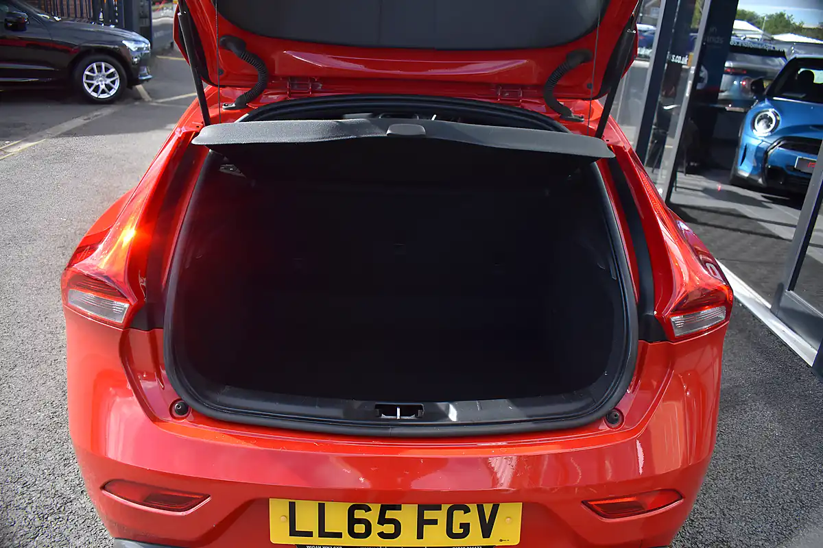 Used 2015 Volvo V40 R-Design Nav Passion Red - Interior and Exterior details 18