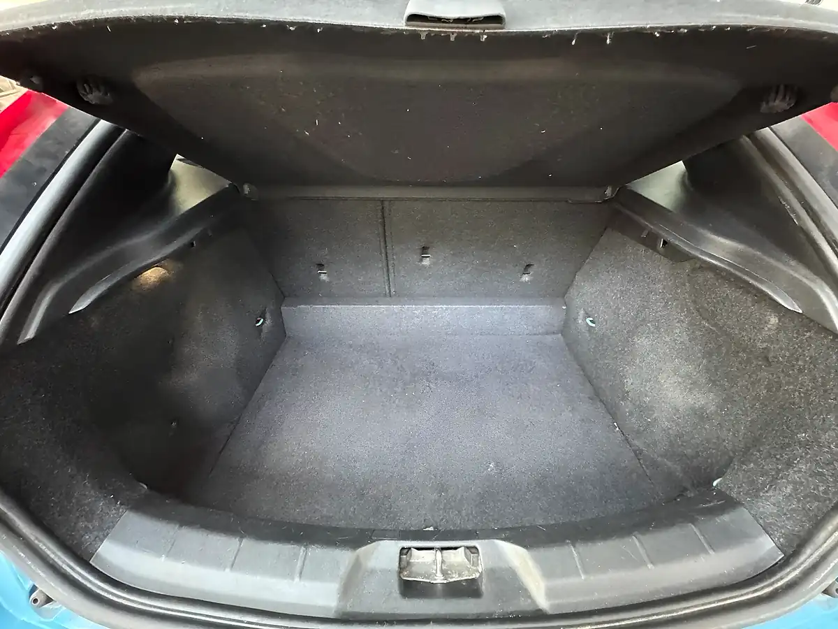 Used 2015 Volvo V40 R-Design Rebel Blue - Interior and Exterior details 18