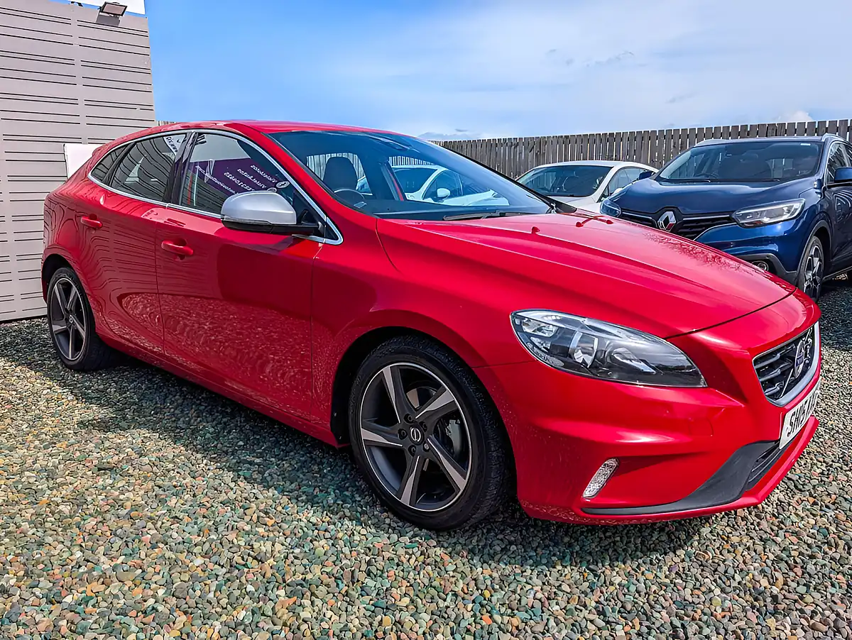 Used 2015 Volvo V40 R-Design Red - Front View