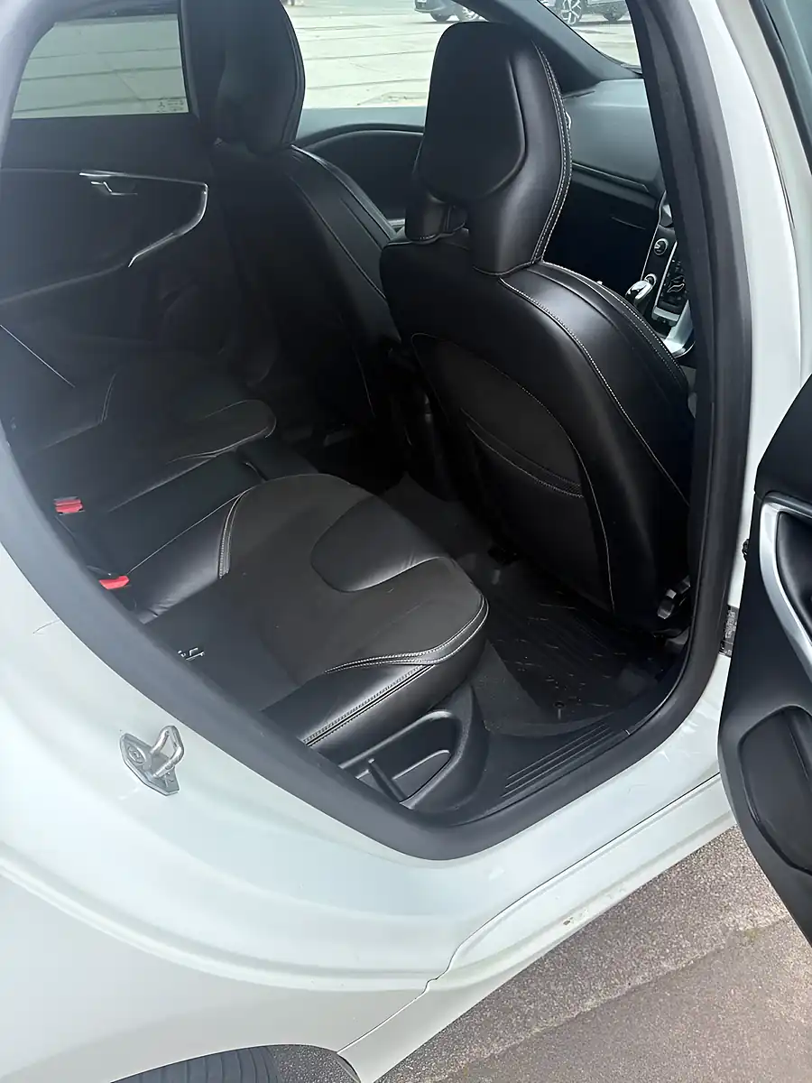 Used 2015 Volvo V40 R-Design White - Interior and Exterior details 8