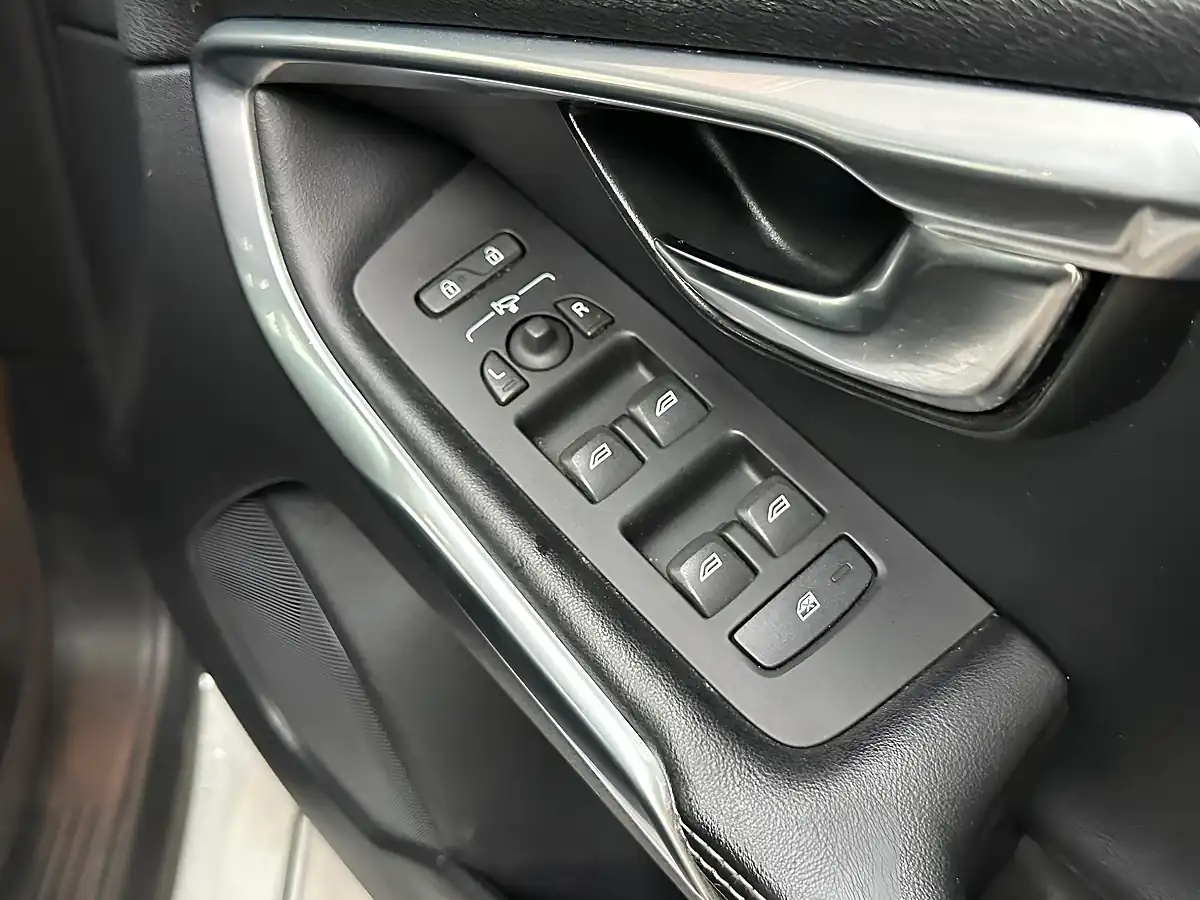 Used 2015 Volvo V40 R-Design White - Interior and Exterior details 18