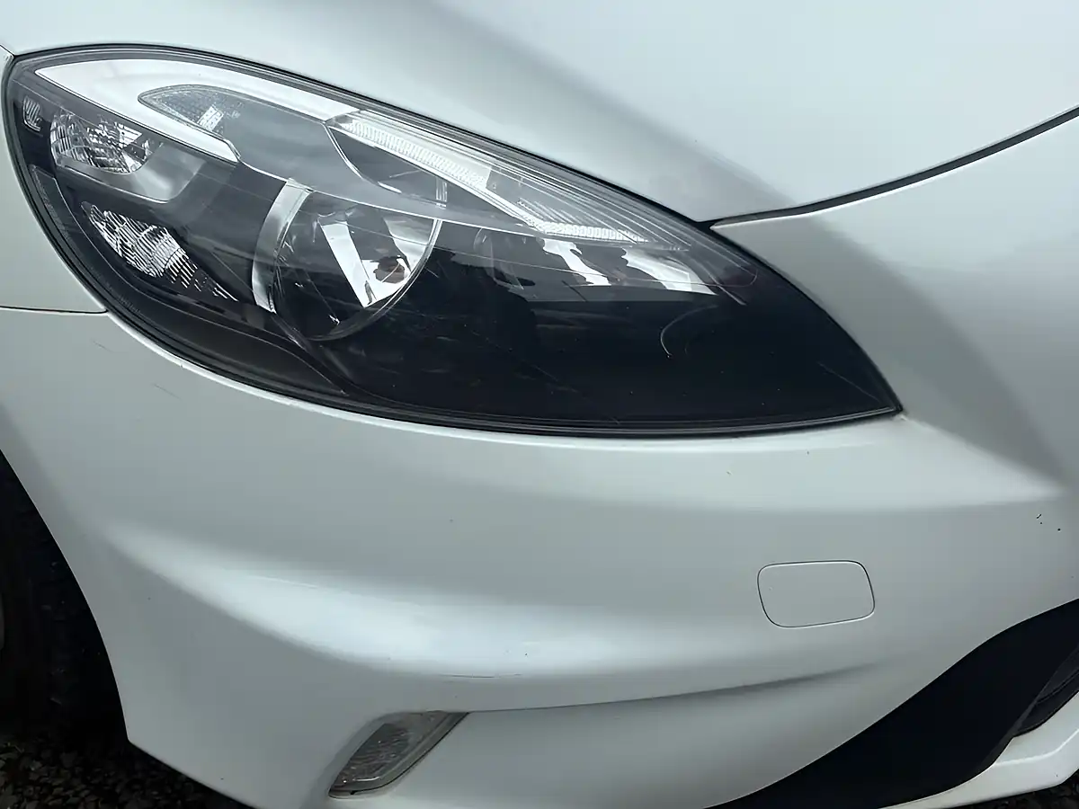 Used 2015 Volvo V40 R-Design White - Interior and Exterior details 16