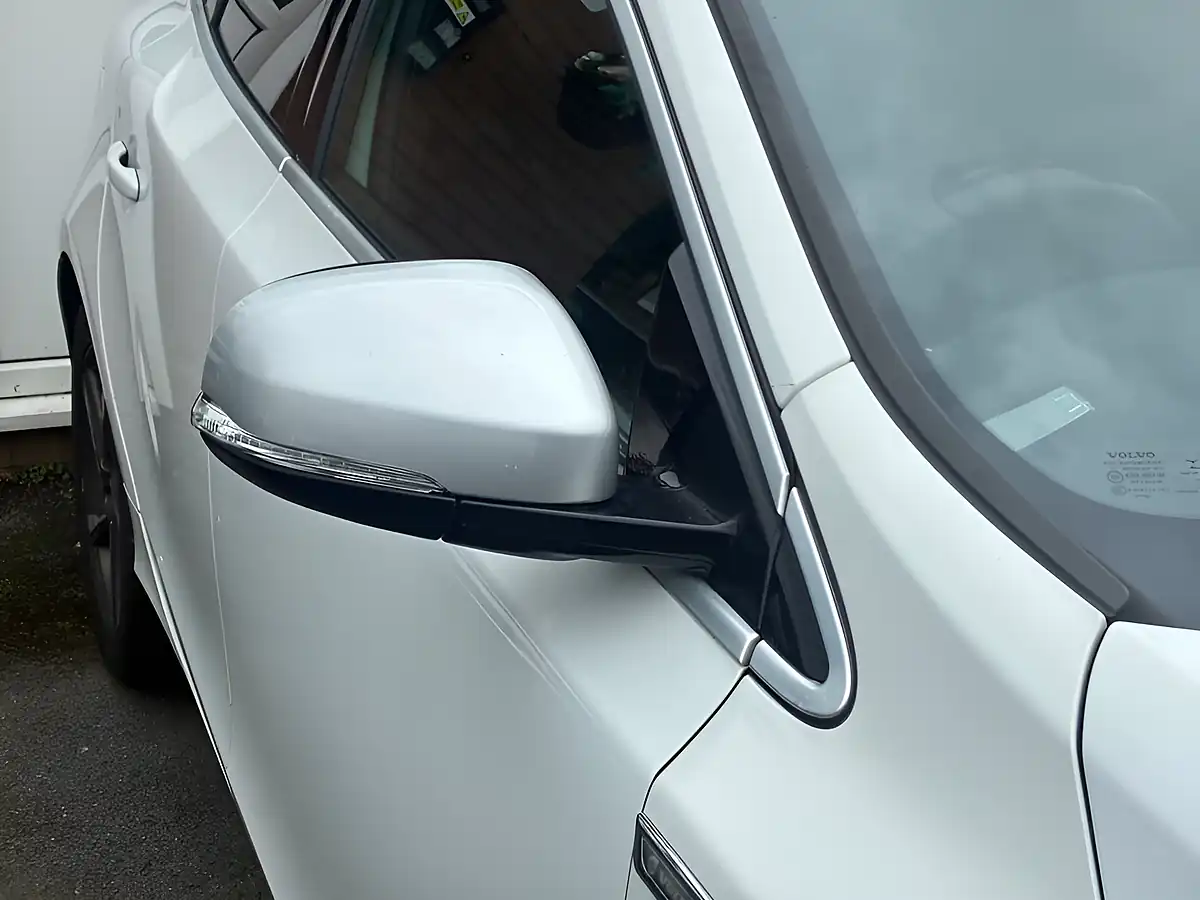 Used 2015 Volvo V40 R-Design White - Interior and Exterior details 17