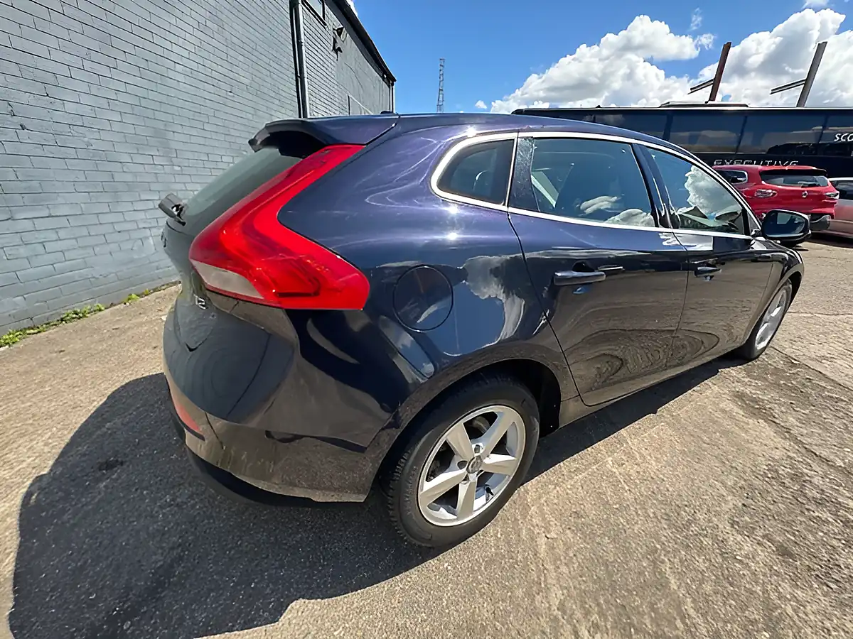Used 2015 Volvo V40 Se Blue - Interior and Exterior details 12