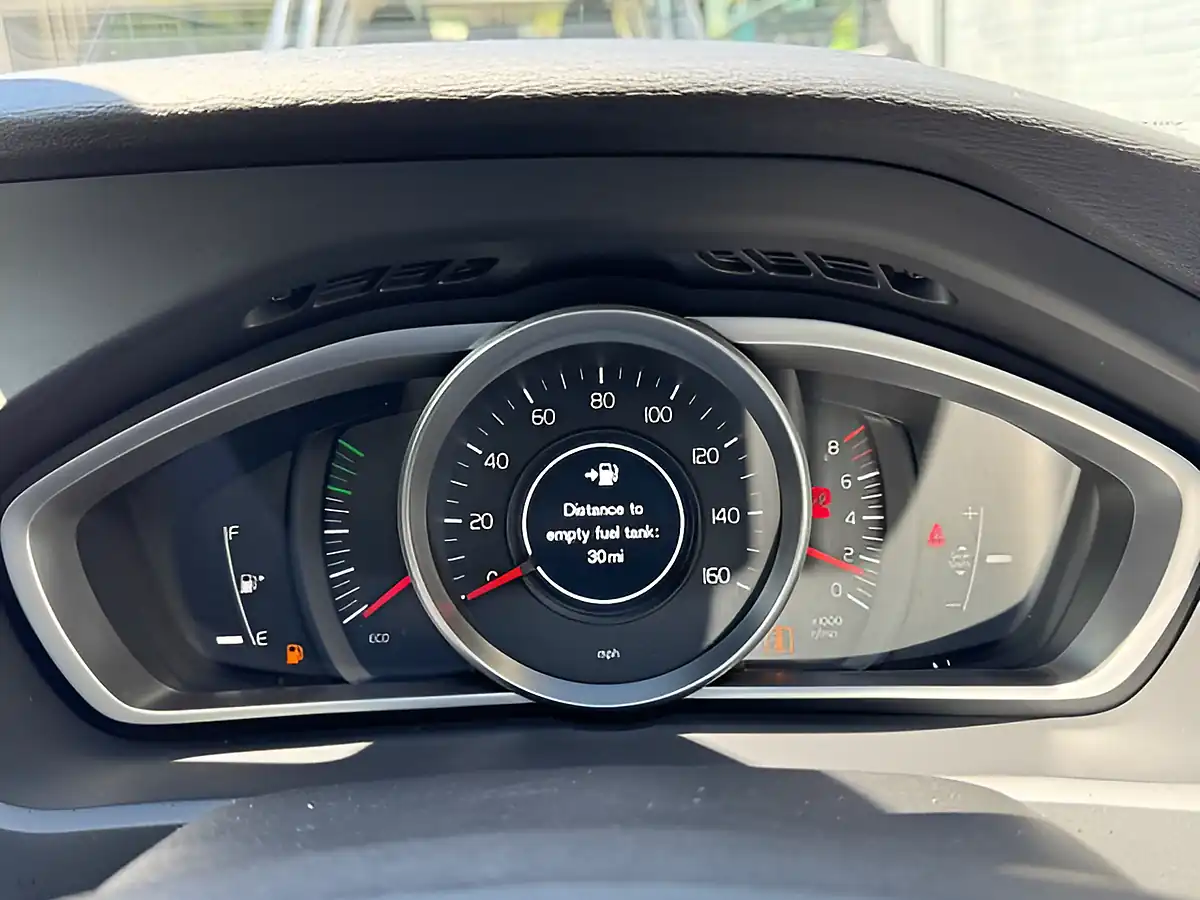 Used 2015 Volvo V40 Se Blue - Interior and Exterior details 5