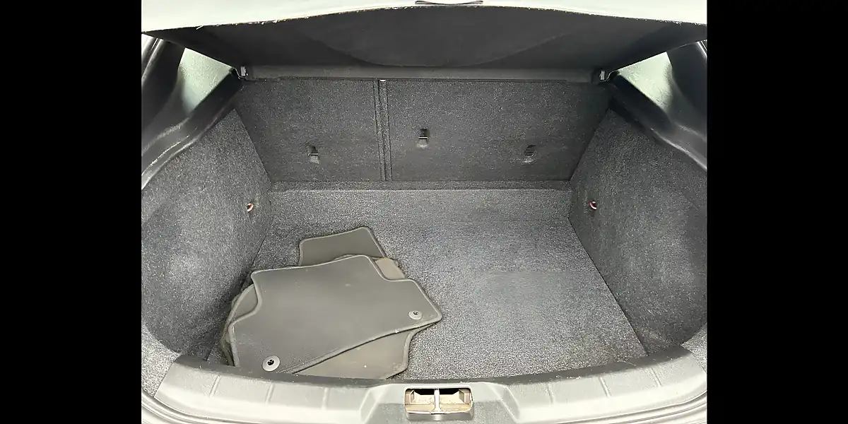 Used 2015 Volvo V40 Se Lux Nav Red - Interior and Exterior details 7