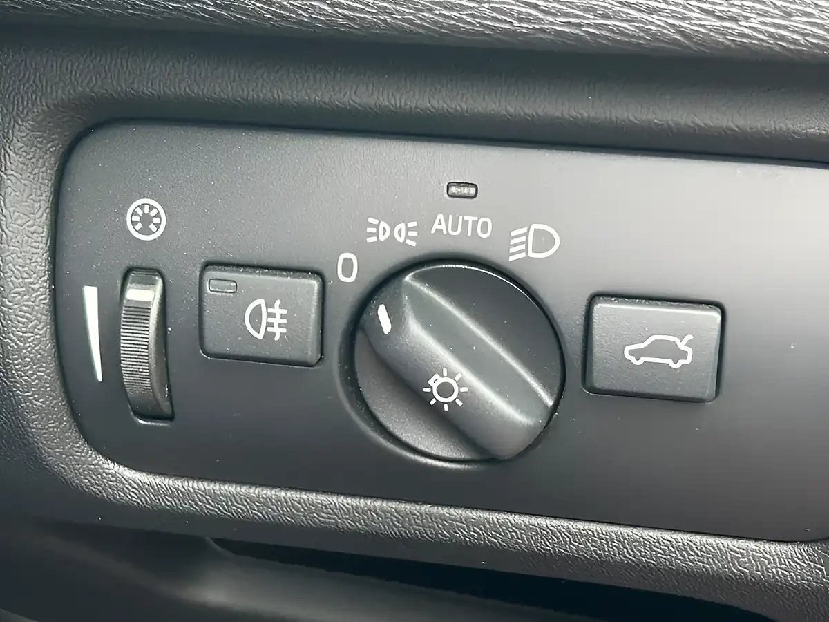 Used 2015 Volvo V40 Se Lux Nav Red - Interior and Exterior details 20