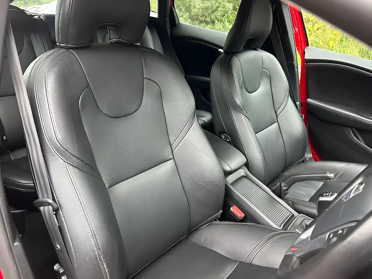 Used 2015 Volvo V40 Se Lux Nav Red - Interior and Exterior details 4