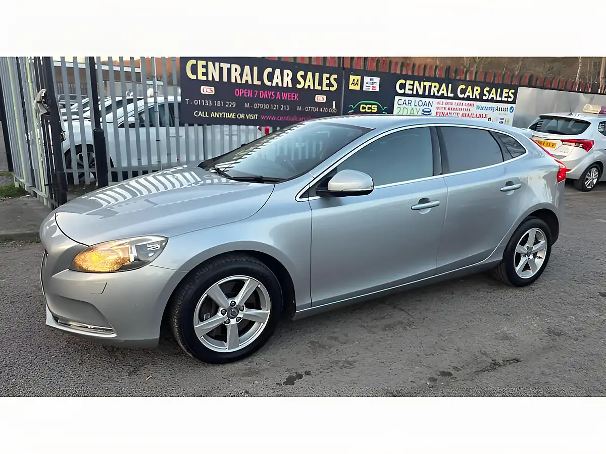 Used 2015 Volvo V40 Se Nav Silver - Interior and Exterior details 16