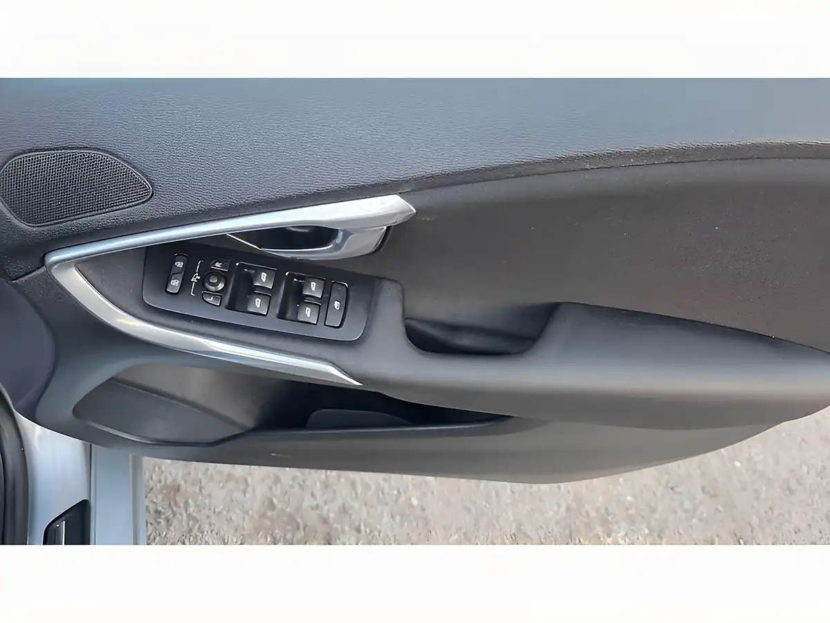 Used 2015 Volvo V40 Se Nav Silver - Interior and Exterior details 20