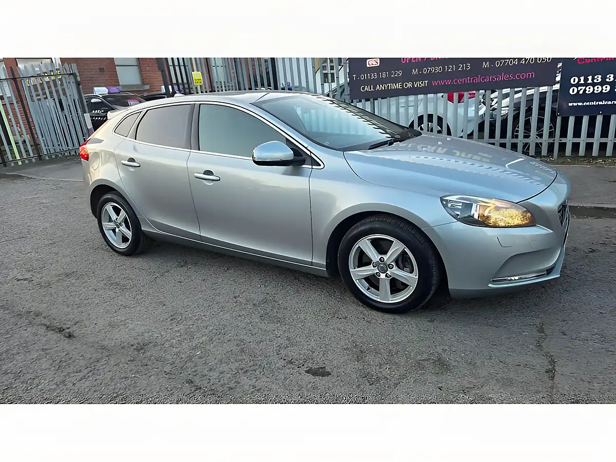 Used 2015 Volvo V40 Se Nav Silver - Interior and Exterior details 4