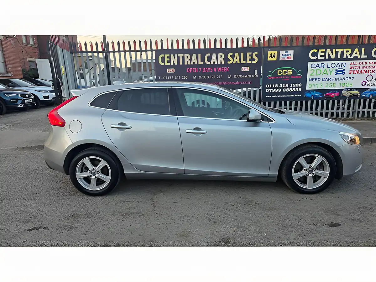 Used 2015 Volvo V40 Se Nav Silver - Interior and Exterior details 5