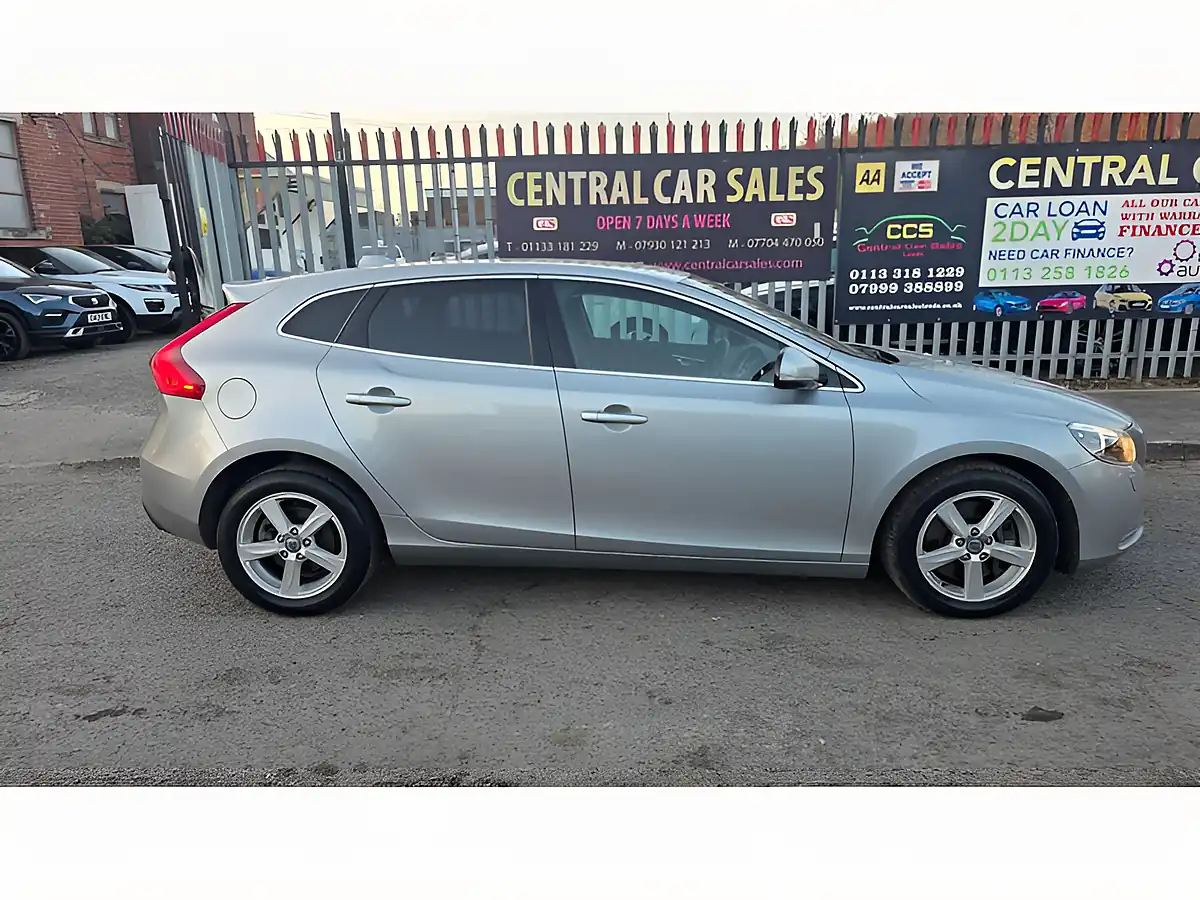 Used 2015 Volvo V40 Se Nav Silver - Interior and Exterior details 6