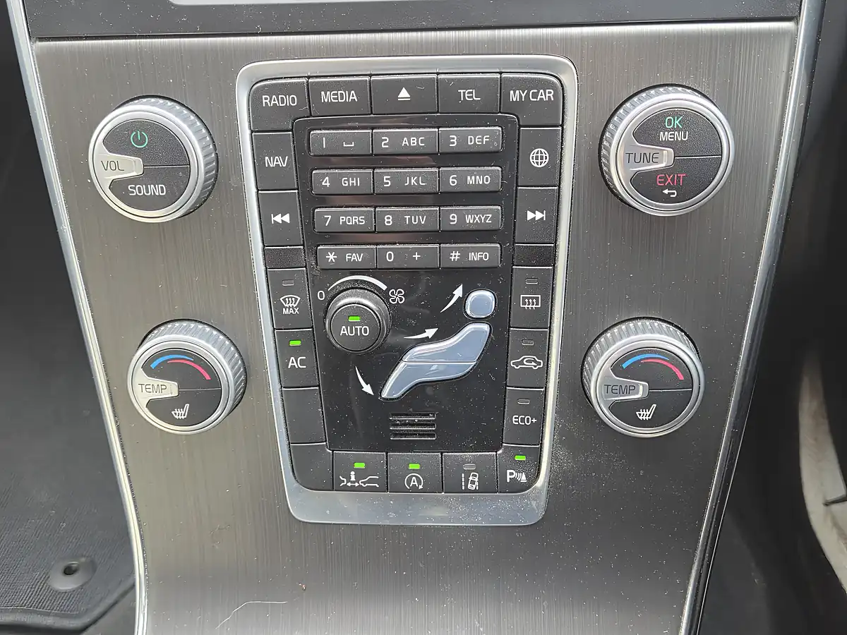Used 2015 Volvo V60 Se Lux Nav Gold - Interior and Exterior details 13
