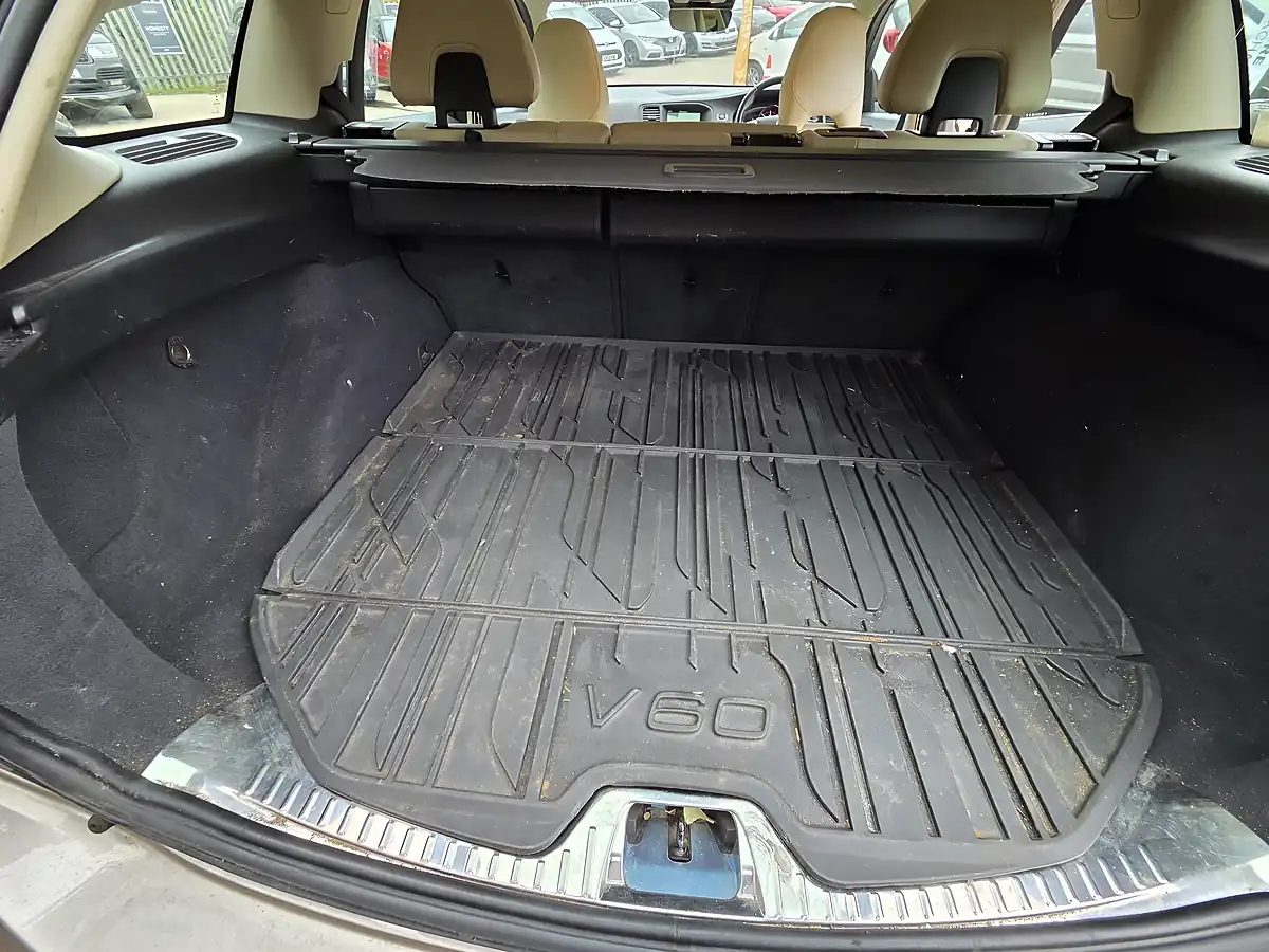 Used 2015 Volvo V60 Se Lux Nav Gold - Interior and Exterior details 17