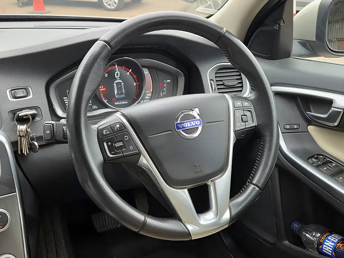 Used 2015 Volvo V60 Se Lux Nav Gold - Interior and Exterior details 8