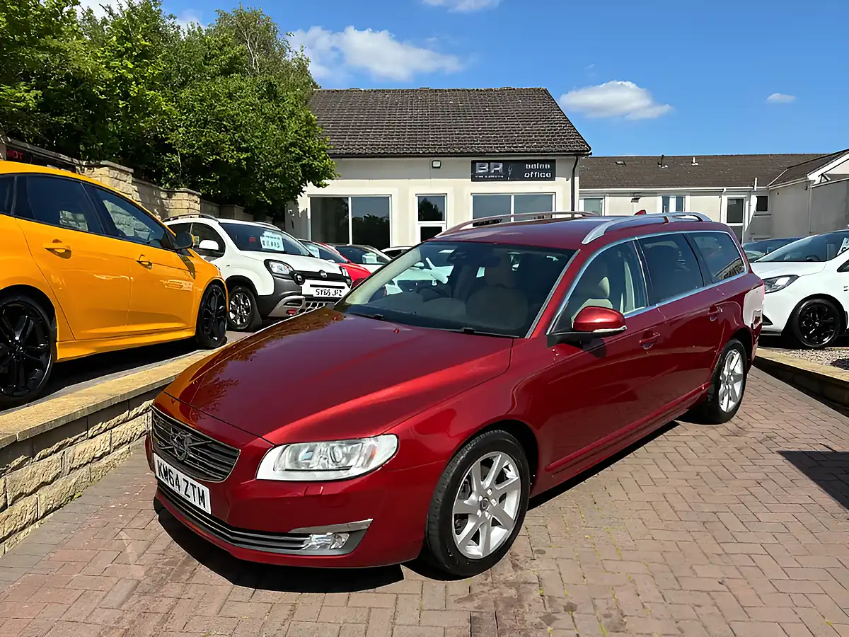 Used 2015 Volvo V70 Se Lux Red - Front View