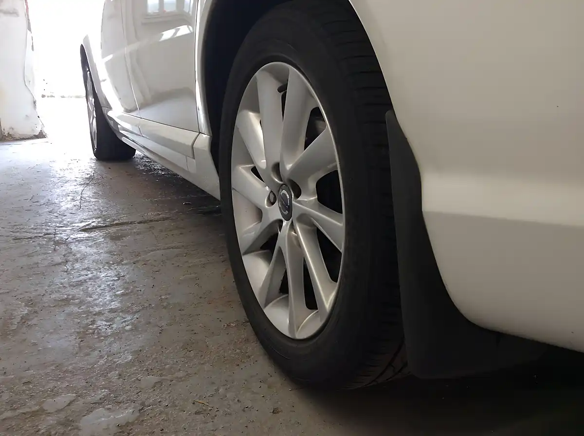 Used 2015 Volvo V70 Se Lux White - Interior and Exterior details 12