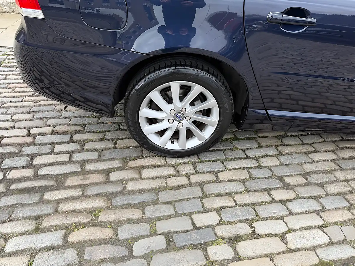 Used 2015 Volvo V70 Se Nav Magic Blue - Interior and Exterior details 13