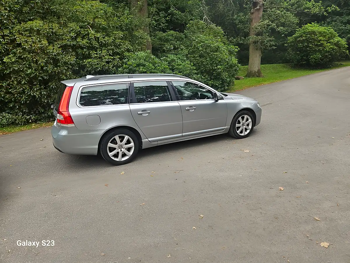 Used 2015 Volvo V70 Se Nav Silver - Interior and Exterior details 17