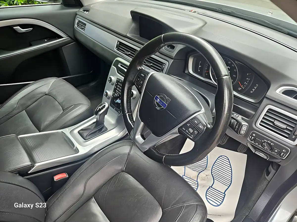Used 2015 Volvo V70 Se Nav Silver - Interior and Exterior details 18