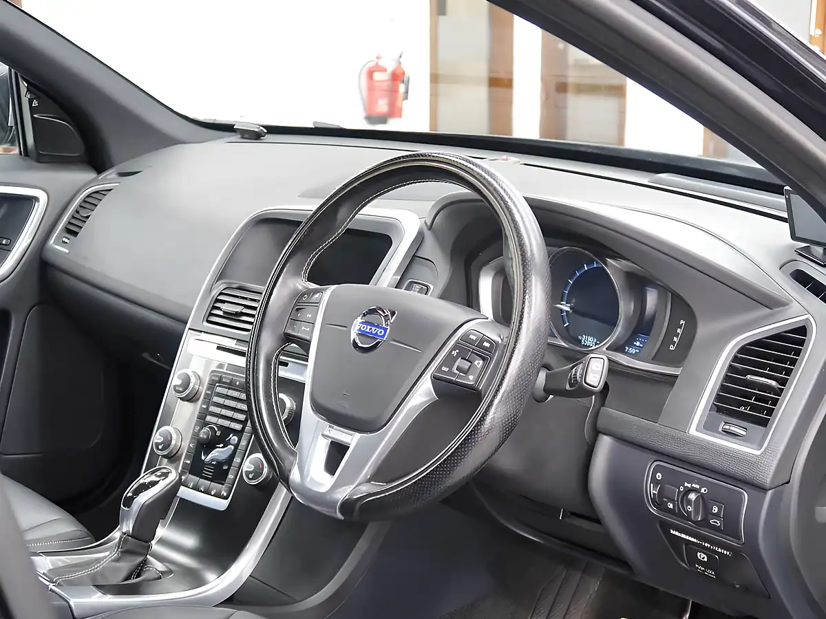 Used 2015 Volvo XC60 R-Design Lux Black - Interior and Exterior details 17