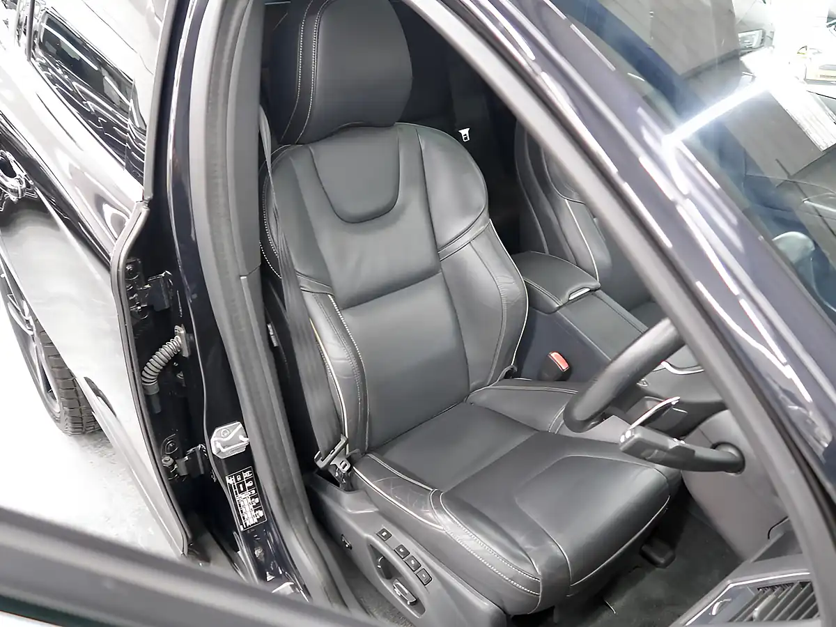 Used 2015 Volvo XC60 R-Design Lux Black - Interior and Exterior details 18