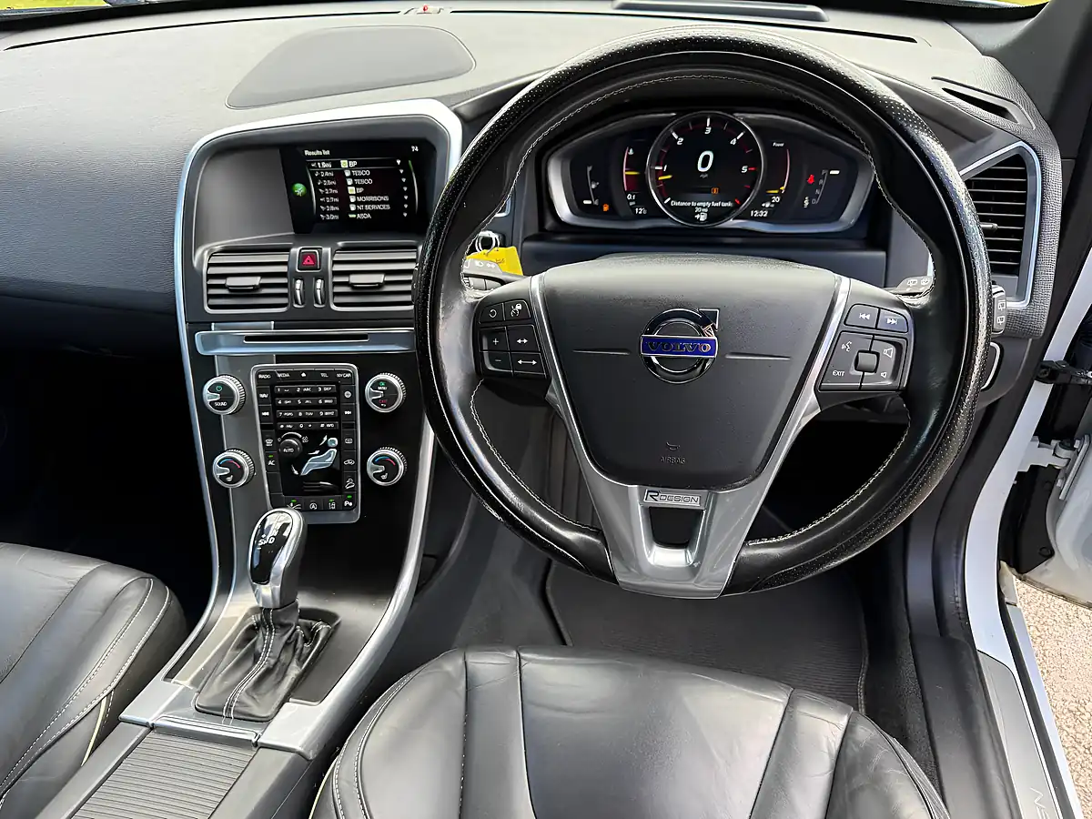 Used 2015 Volvo XC60 R-Design Lux Nav AWD Geartronic White - Interior and Exterior details 10