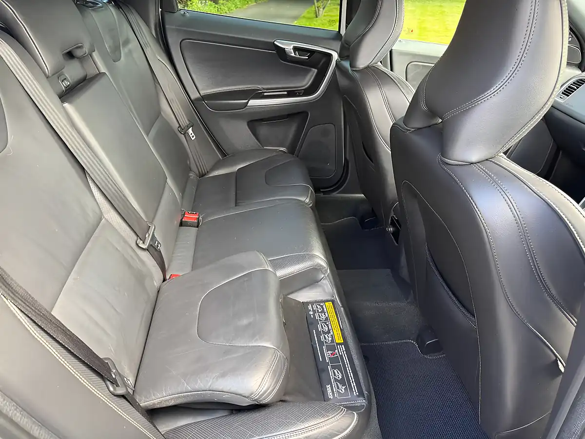 Used 2015 Volvo XC60 R-Design Lux Nav AWD Geartronic White - Interior and Exterior details 16