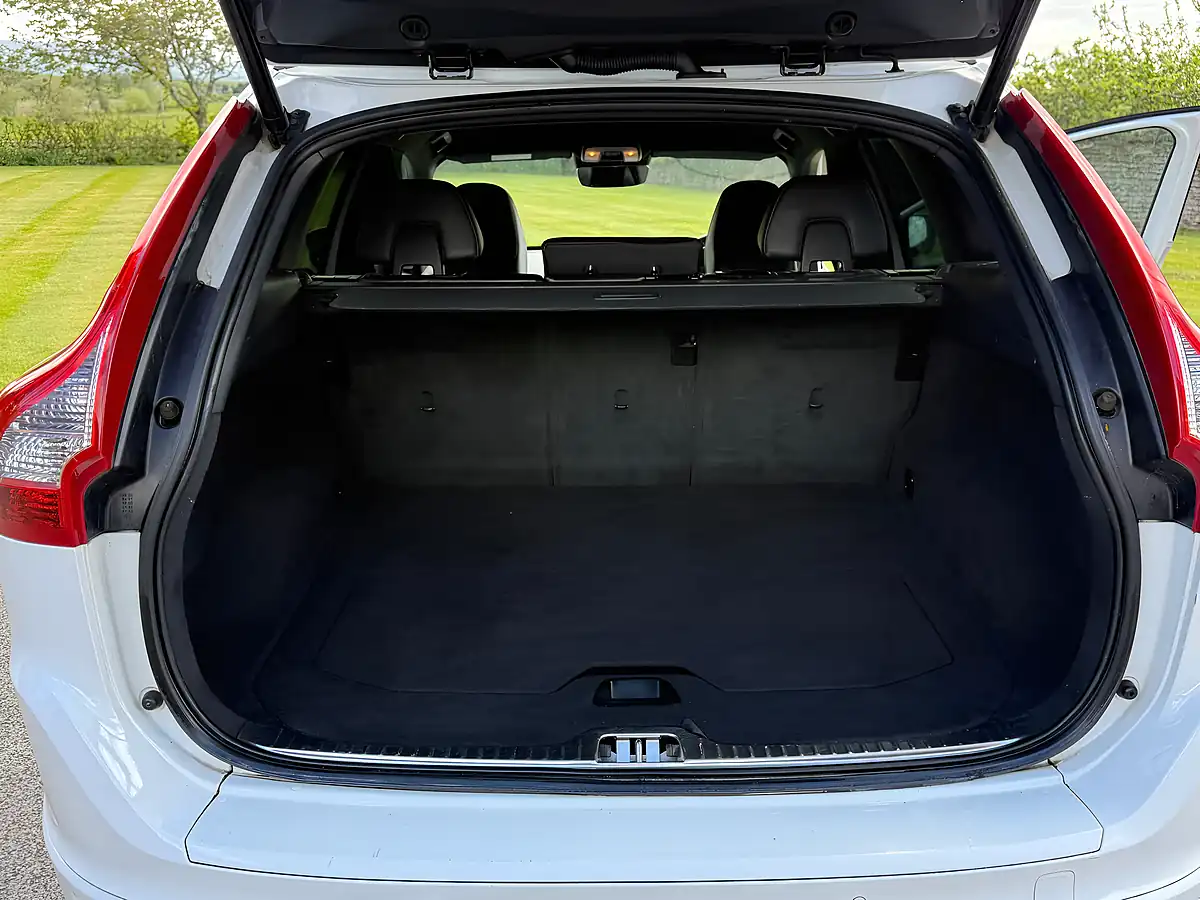 Used 2015 Volvo XC60 R-Design Lux Nav AWD Geartronic White - Interior and Exterior details 17