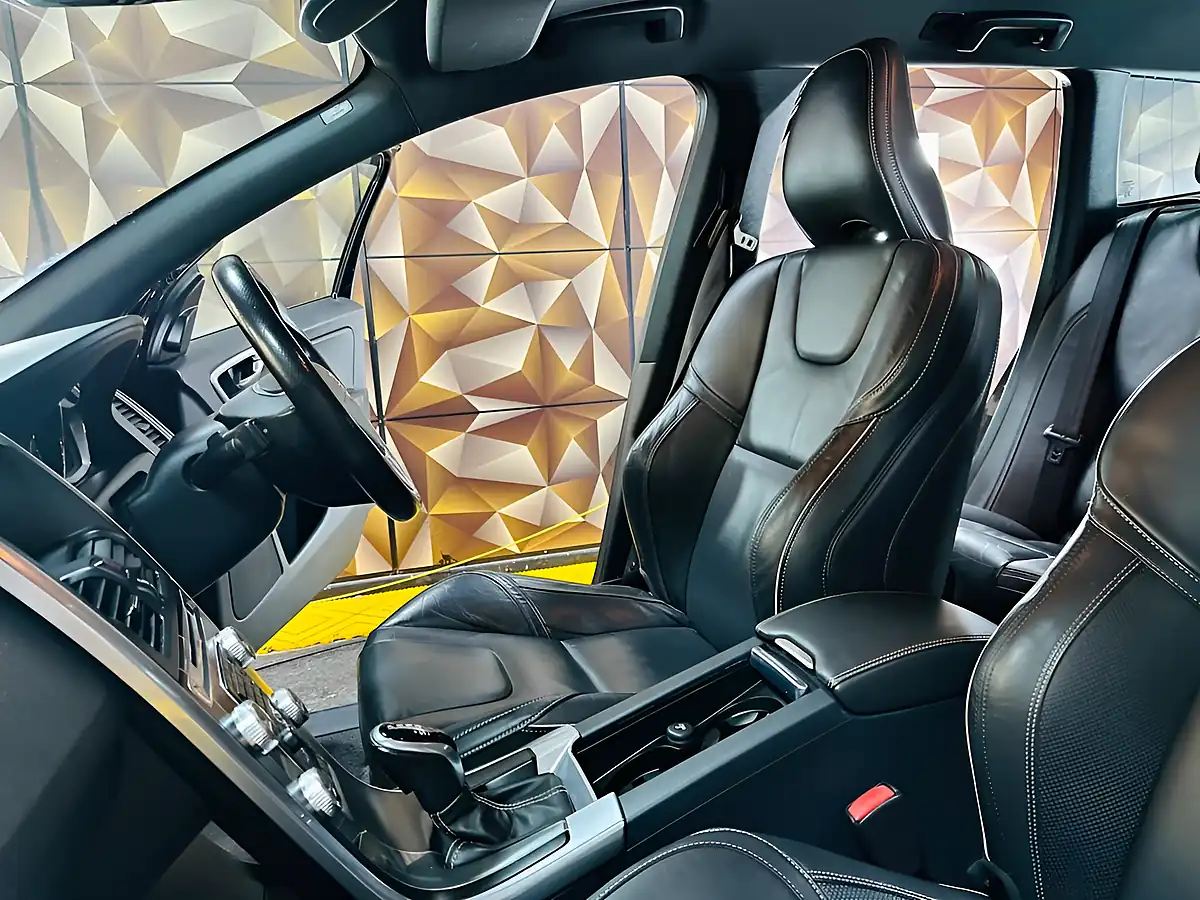 Used 2015 Volvo XC60 R-Design Lux Nav Black - Interior and Exterior details 4