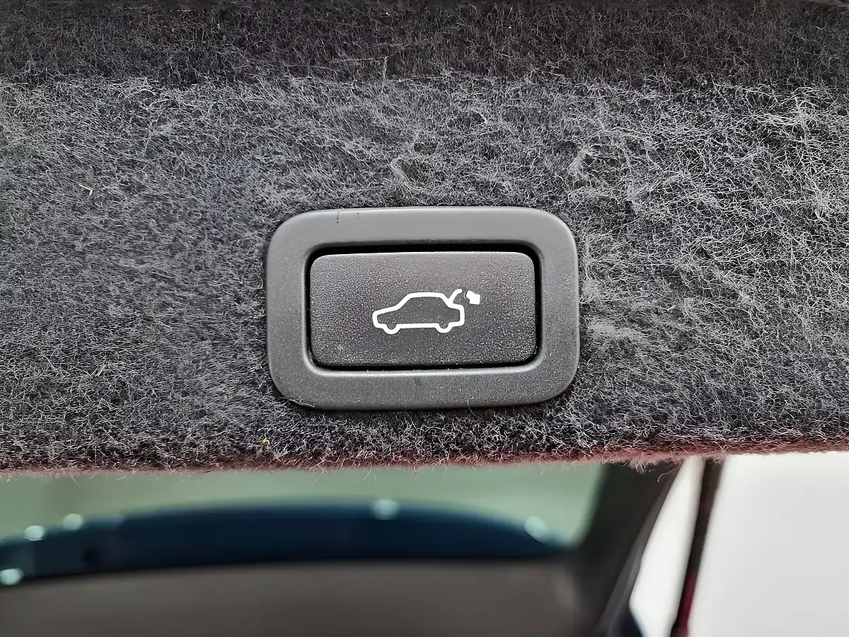 Used 2015 Volvo XC60 R-Design Lux Nav Blue - Interior and Exterior details 11