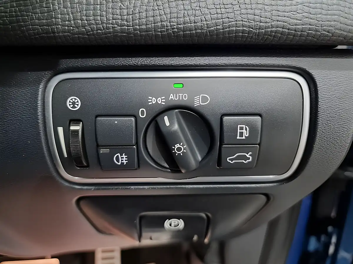Used 2015 Volvo XC60 R-Design Lux Nav Blue - Interior and Exterior details 17
