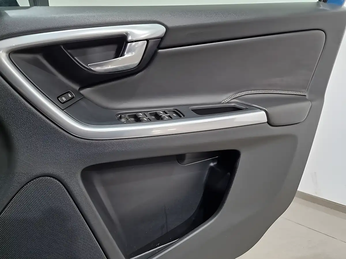 Used 2015 Volvo XC60 R-Design Lux Nav Blue - Interior and Exterior details 18