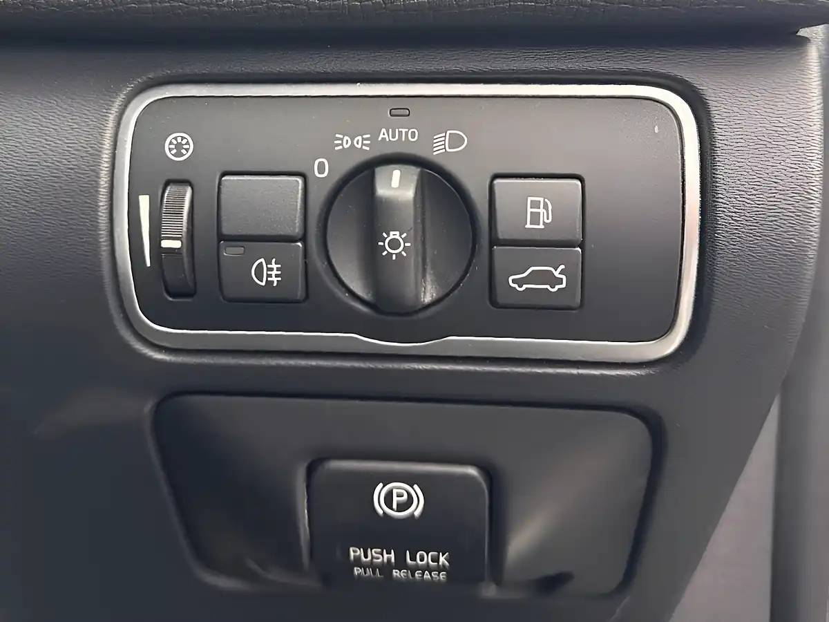 Used 2015 Volvo XC60 R-Design Lux Nav Grey - Interior and Exterior details 16