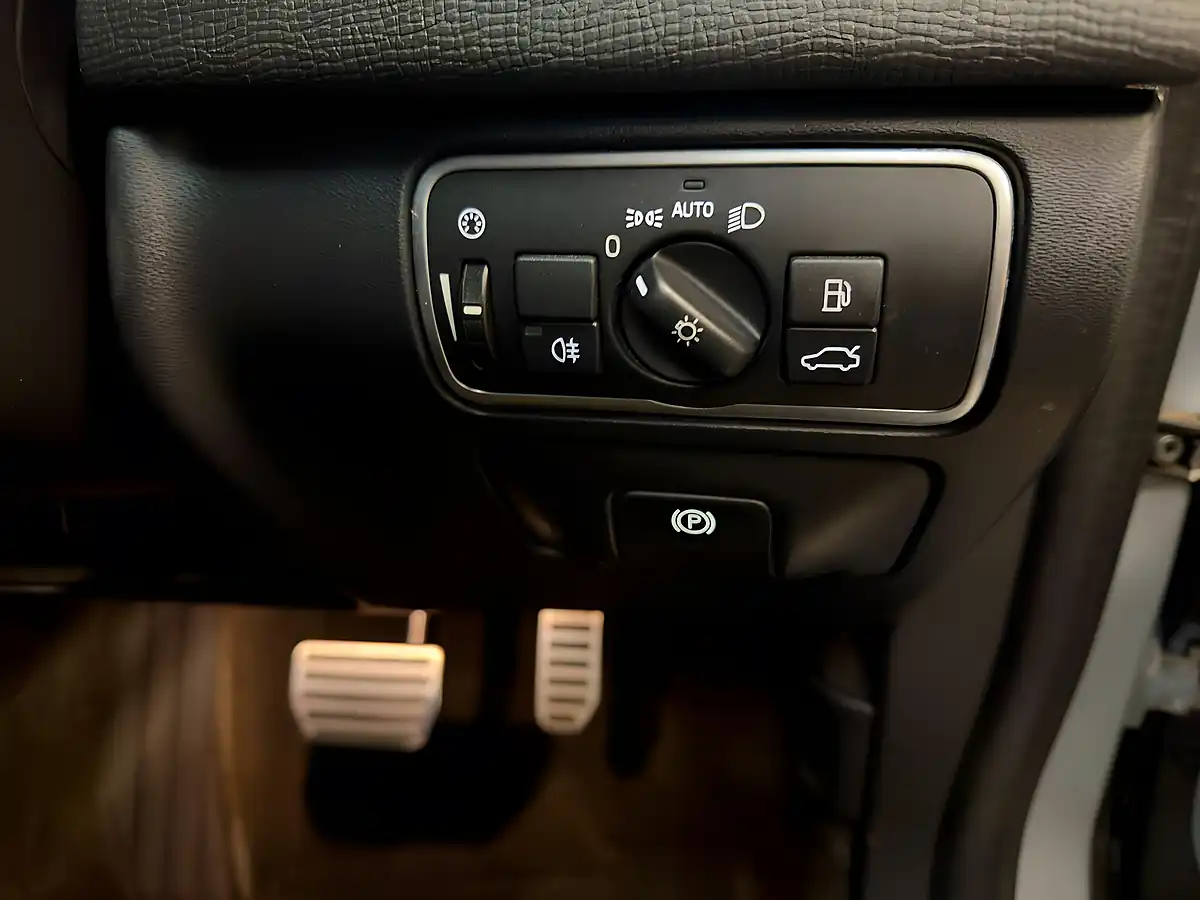 Used 2015 Volvo XC60 R-Design Lux Nav Silver - Interior and Exterior details 16
