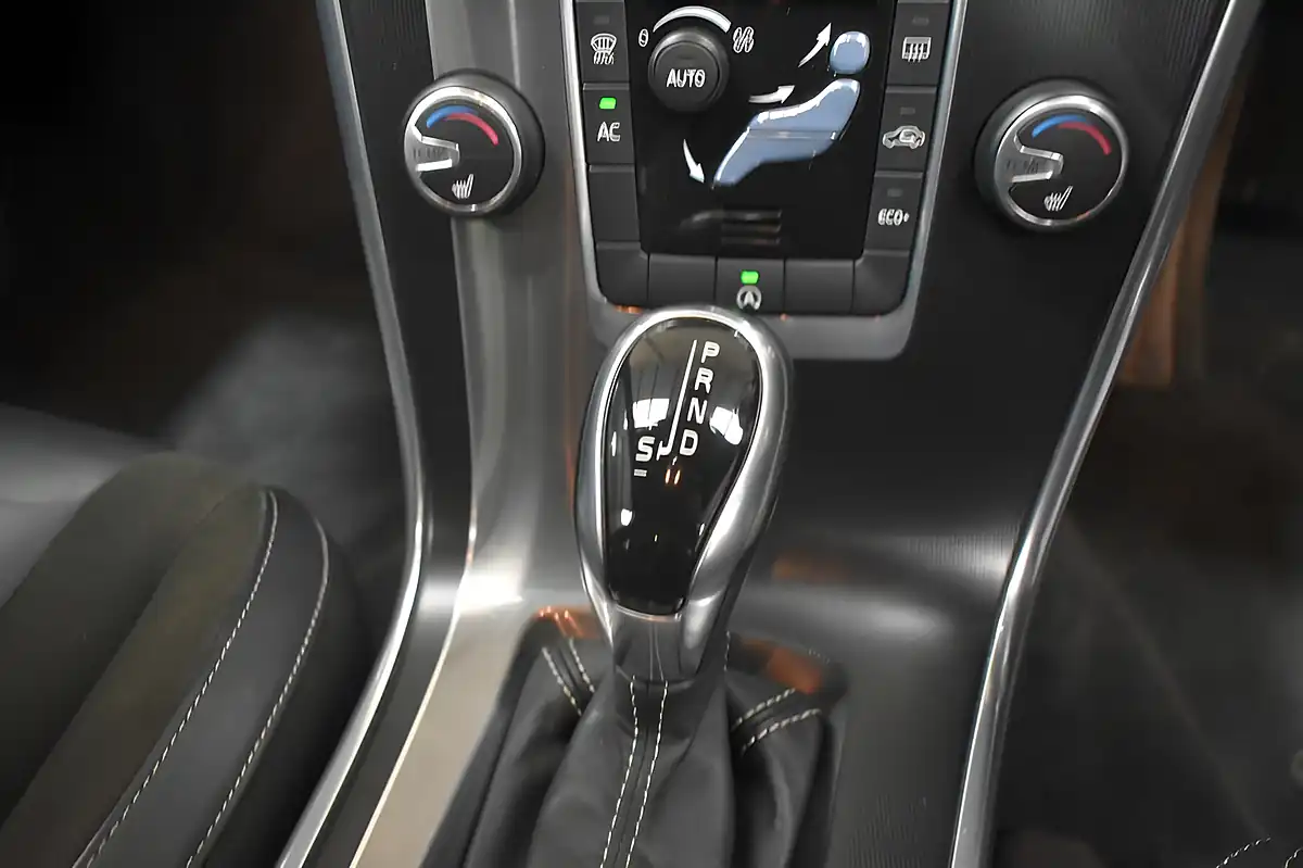 Used 2015 Volvo XC60 R-Design Nav Bronze - Interior and Exterior details 15