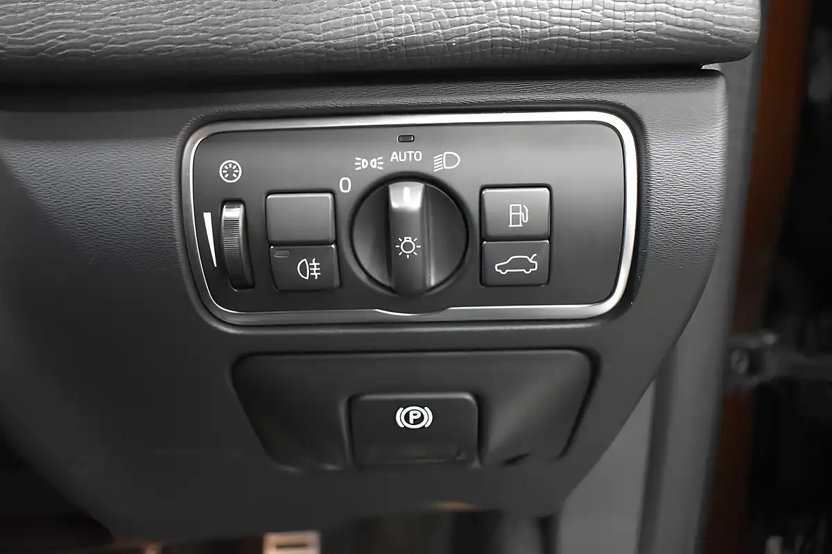 Used 2015 Volvo XC60 R-Design Nav Bronze - Interior and Exterior details 16