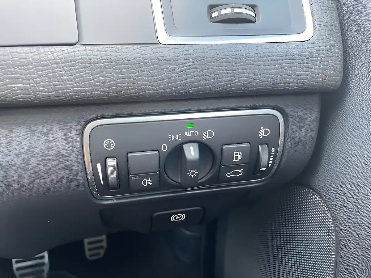 Used 2015 Volvo XC60 R-Design Nav White - Interior and Exterior details 19