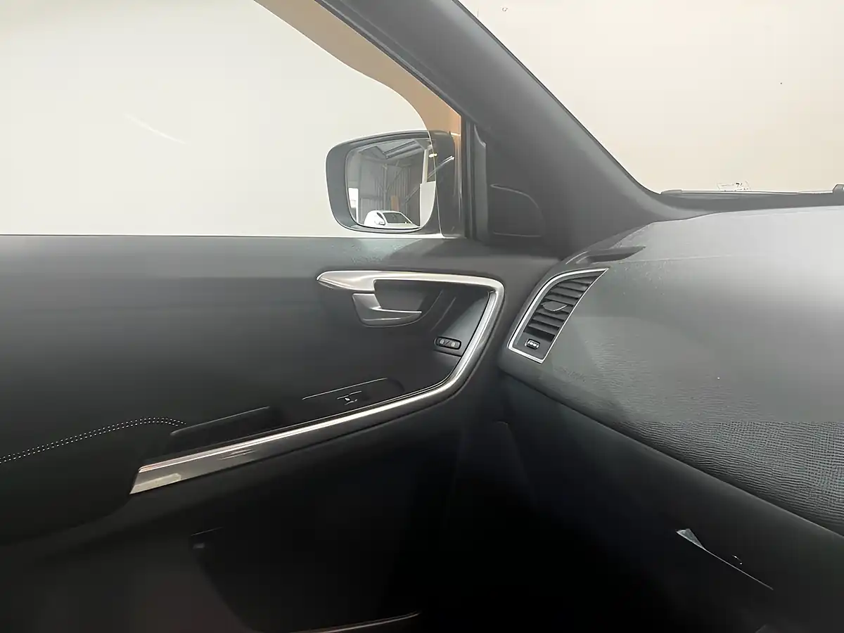 Used 2015 Volvo XC60 R-Design Red - Interior and Exterior details 15