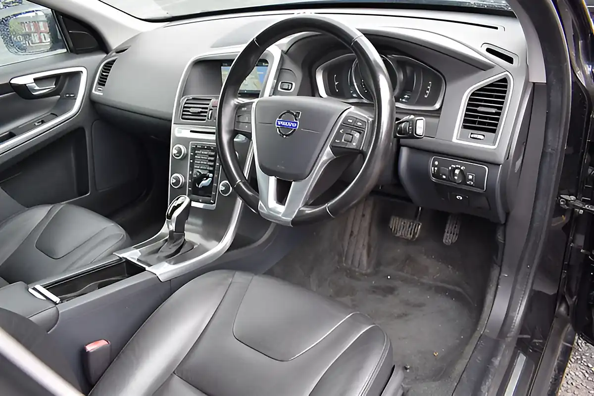 Used 2015 Volvo XC60 Se Lux Nav Black - Interior and Exterior details 7