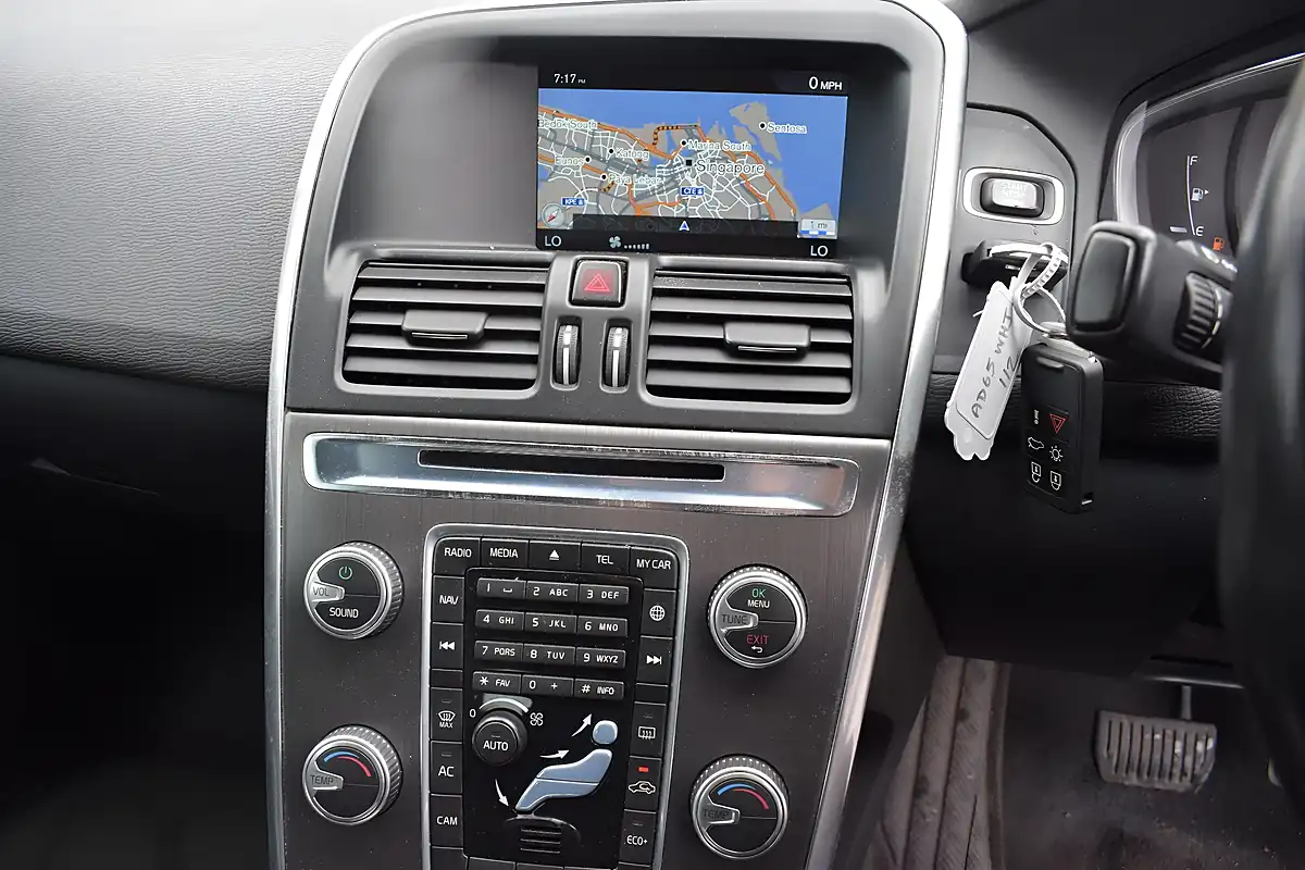 Used 2015 Volvo XC60 Se Lux Nav Black - Interior and Exterior details 8