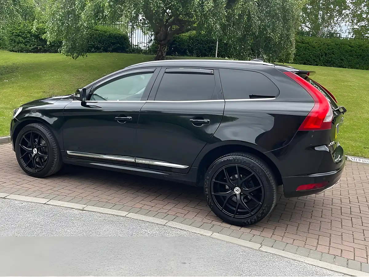 Used 2015 Volvo XC60 Se Lux Nav Black - Interior and Exterior details 9
