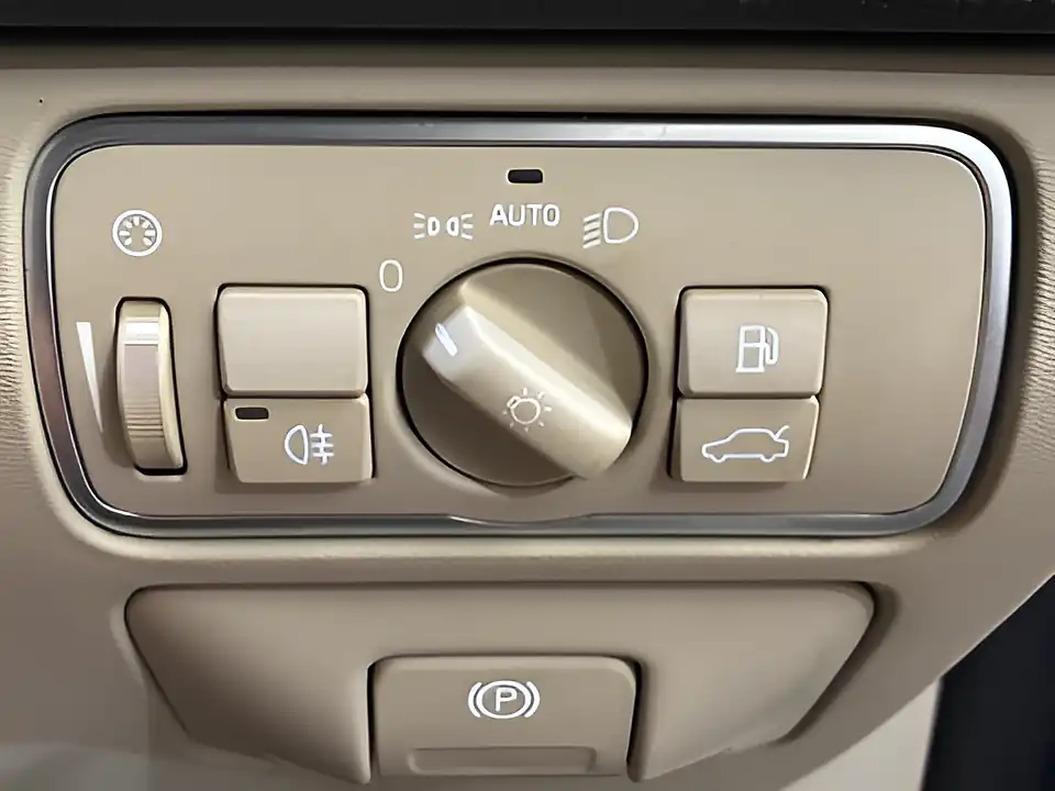 Used 2015 Volvo XC60 Se Lux Nav Blue - Interior and Exterior details 13