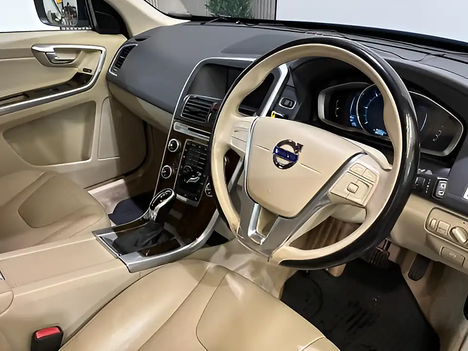 Used 2015 Volvo XC60 Se Lux Nav Blue - Interior and Exterior details 3