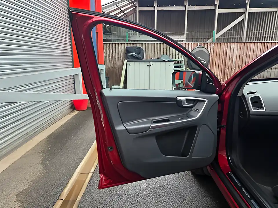 Used 2015 Volvo XC60 Se Lux Nav Red - Interior and Exterior details 17