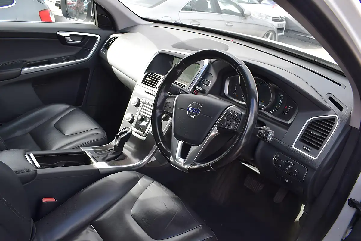 Used 2015 Volvo XC60 Se Lux Nav White - Interior and Exterior details 3