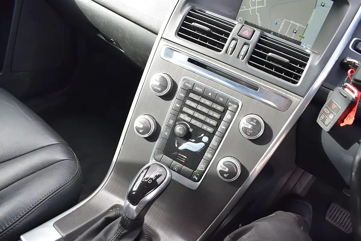Used 2015 Volvo XC60 Se Lux Nav White - Interior and Exterior details 4