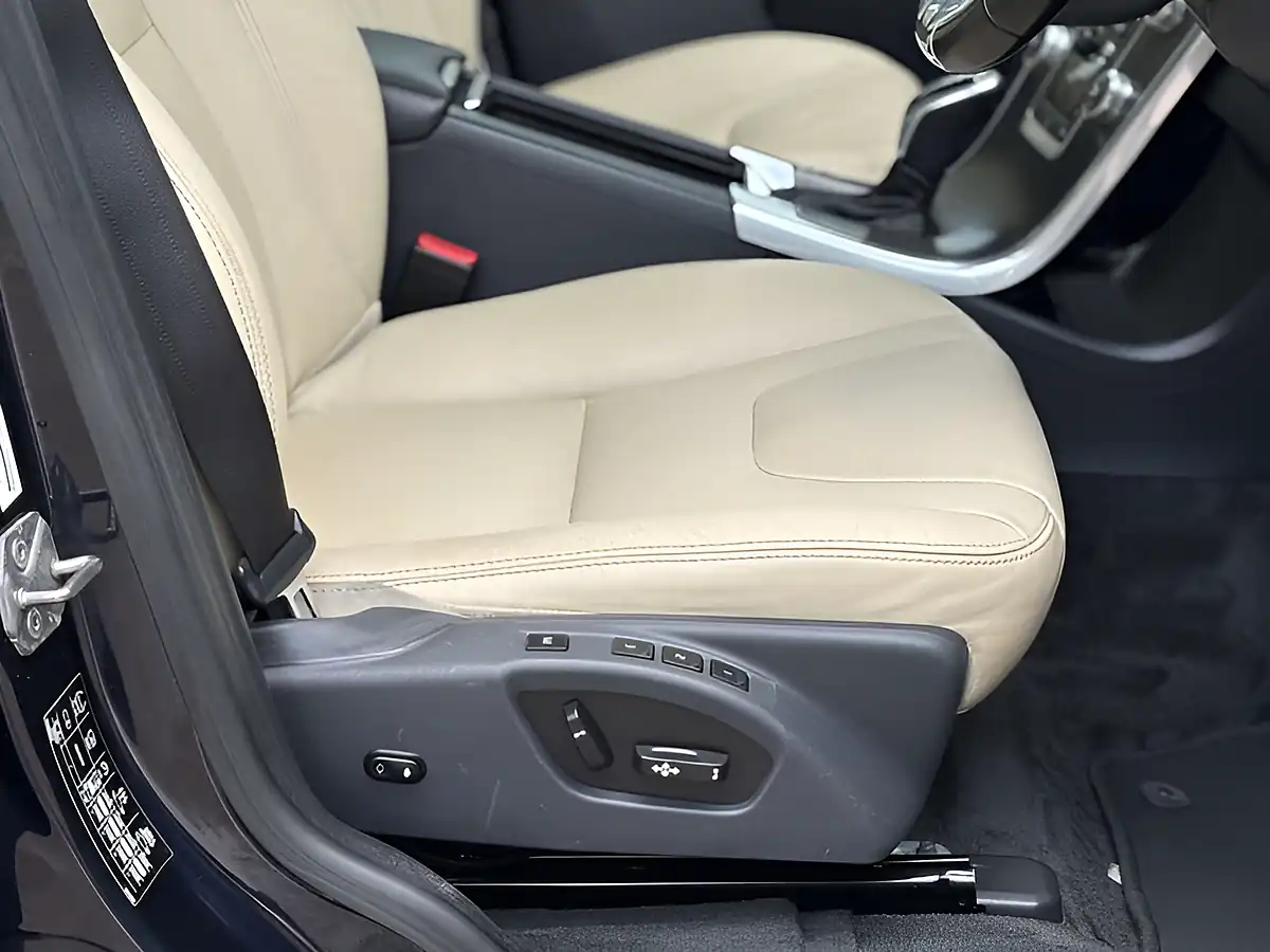Used 2015 Volvo XC60 Se Luxury Nav Magic Blue - Interior and Exterior details 11